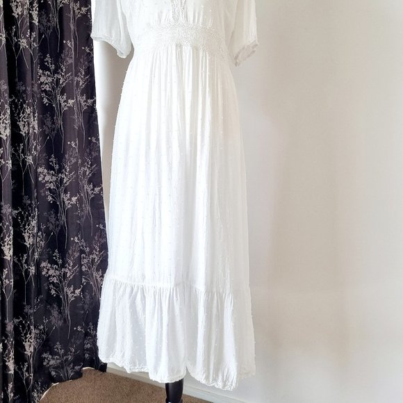 Pretty white dress with lace detail - Picture 2 of 4